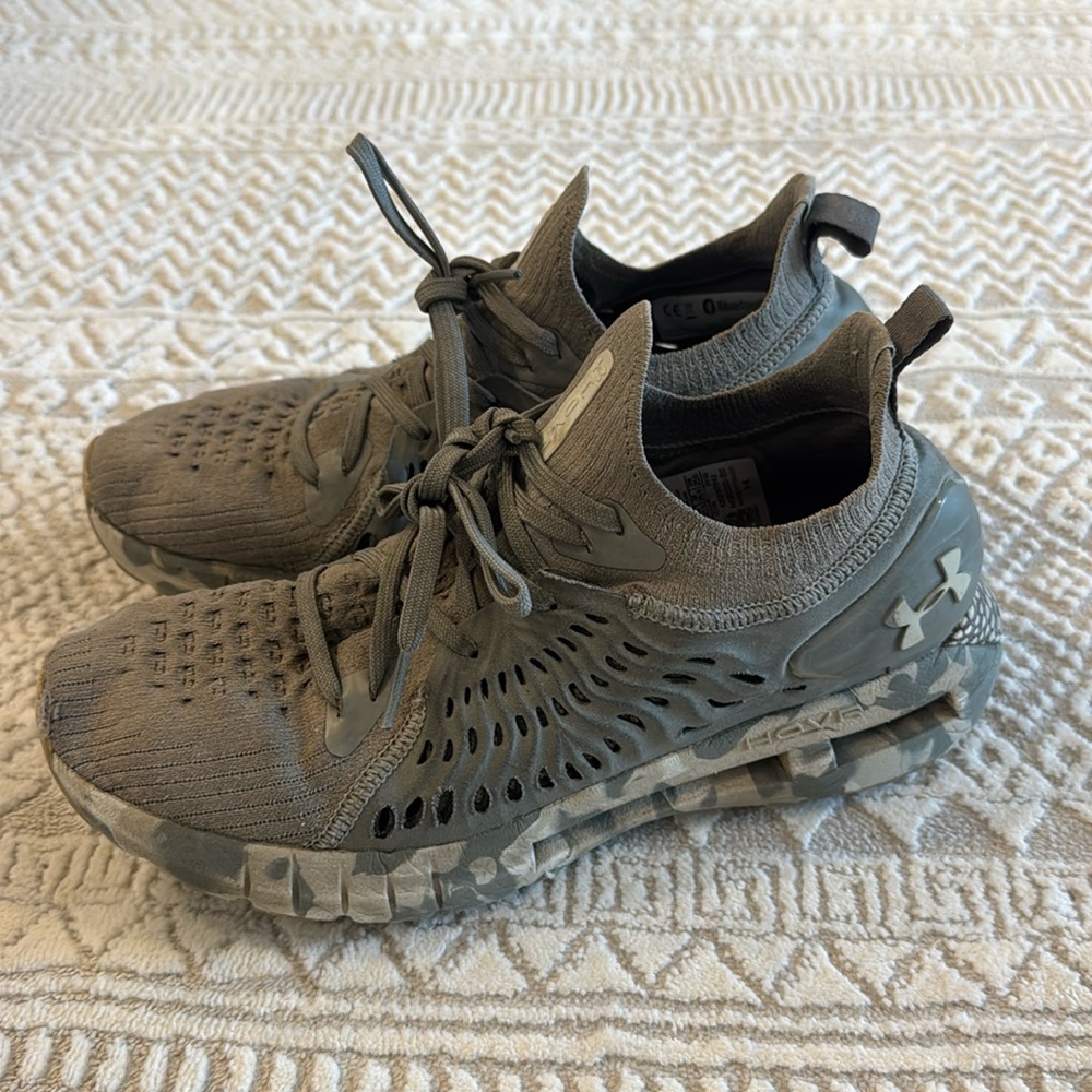 Under Armour Hovr Mens size 7.5 grey sneakers